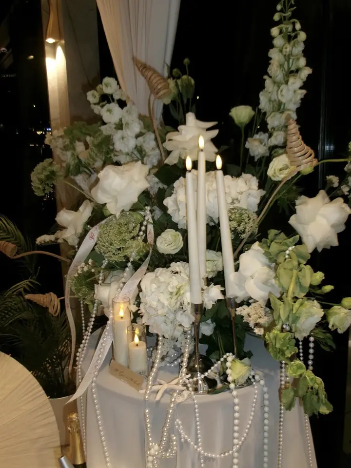 Candle-lit evening table with white flowers by Pretty Details